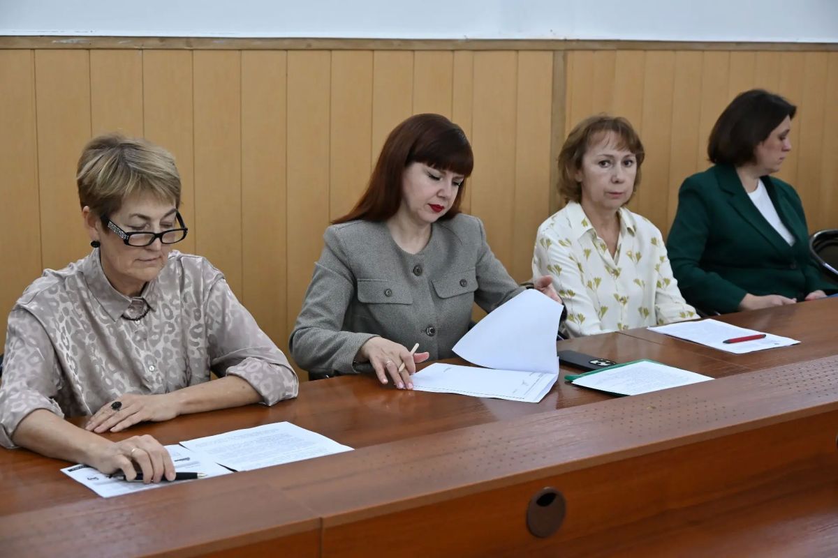 Сегодня состоялось заседание территориальной трёхсторонней комиссии по регулированию социально-трудовых и связанных с ними экономических отношений Ейского района Сегодня состоялось заседание территориальной трёхсторонней комиссии по регулированию социально-трудовых и связанных с ними экономических отношений Ейского района
