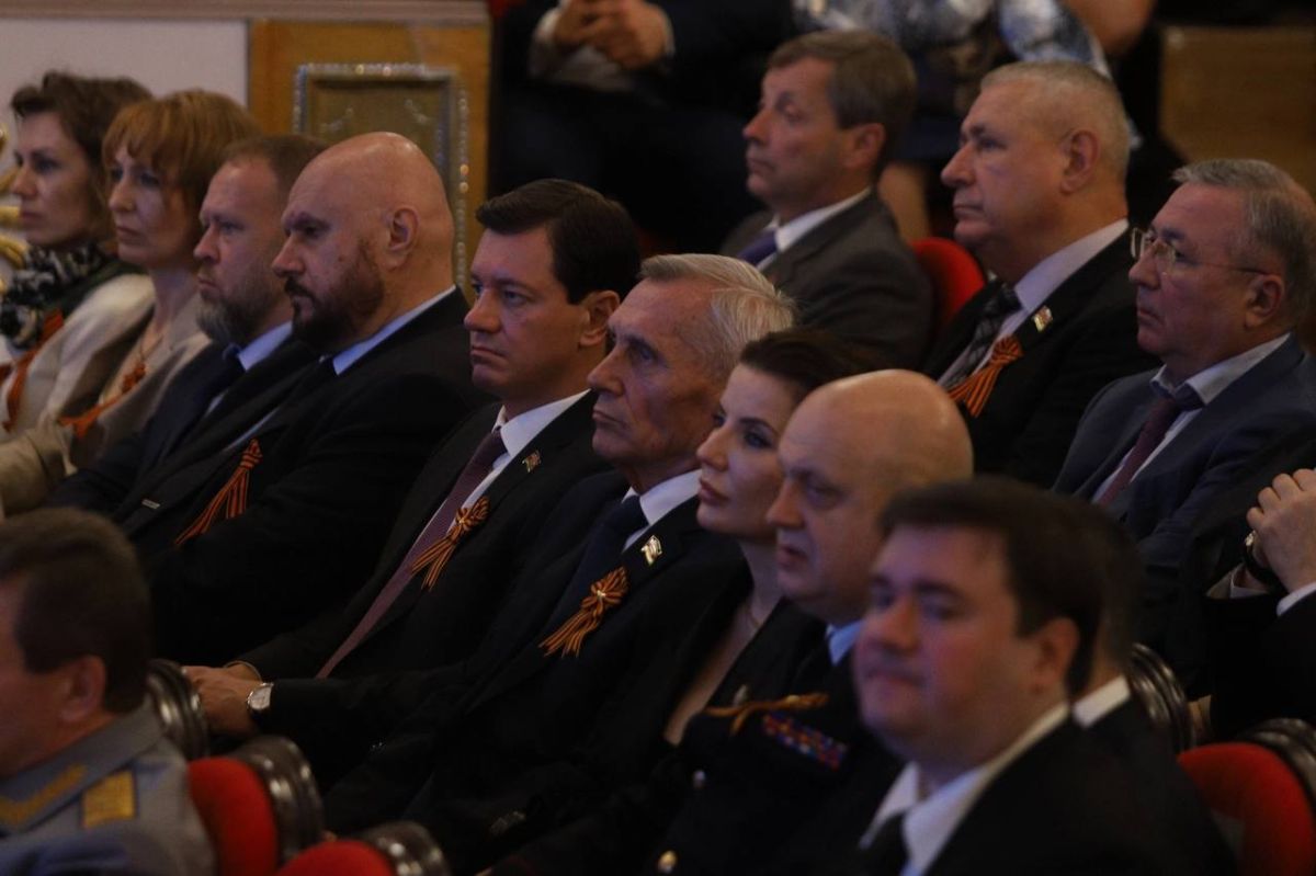 Губернатор региона Вениамин Кондратьев и председатель ЗСК Юрий Бурлачко поздравили кубанцев с 83-й годовщиной освобождения края от немецко-фашистских захватчиков и завершения Битвы за Кавказ в ходе торжественного мероприятия... Губернатор региона Вениамин Кондратьев и председатель ЗСК Юрий Бурлачко поздравили кубанцев с 83-й годовщиной освобождения края от немецко-фашистских захватчиков и завершения Битвы за Кавказ в ходе торжественного мероприятия...
