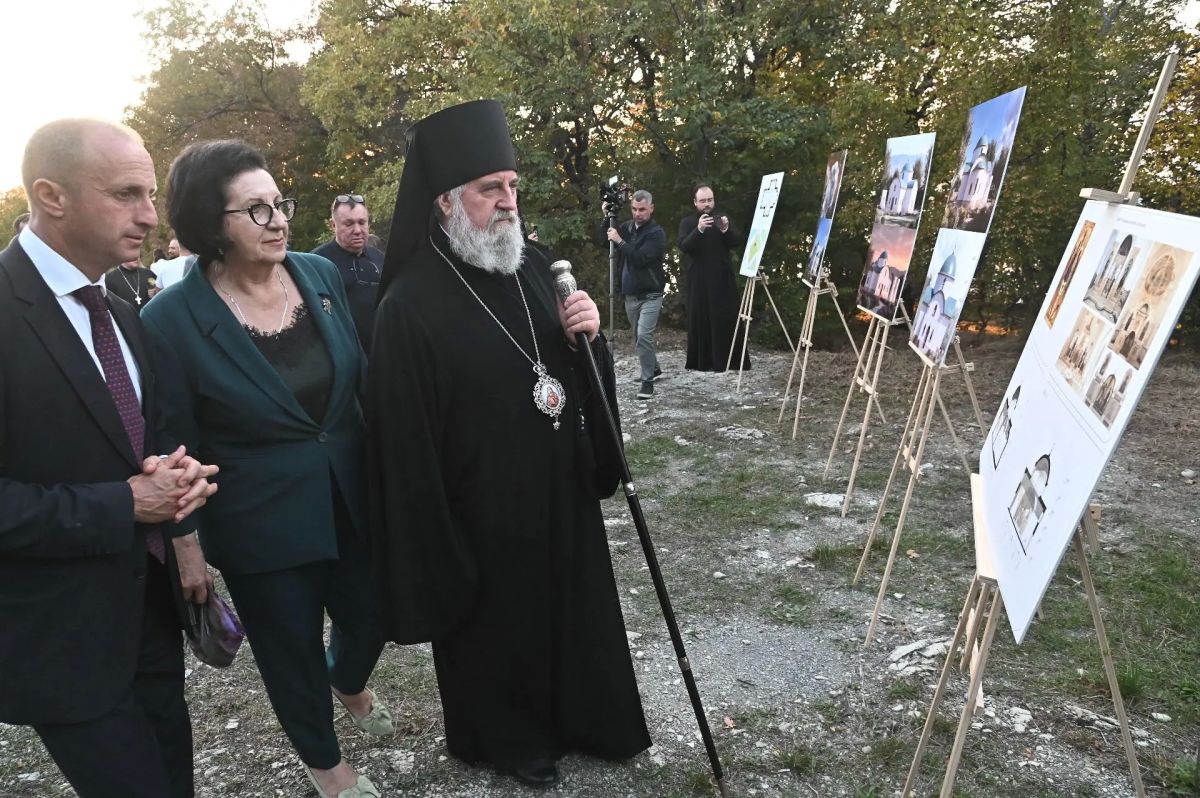 В Кабардинке освятили поклонный крест на месте строительства будущего храма В Кабардинке освятили поклонный крест на месте строительства будущего храма