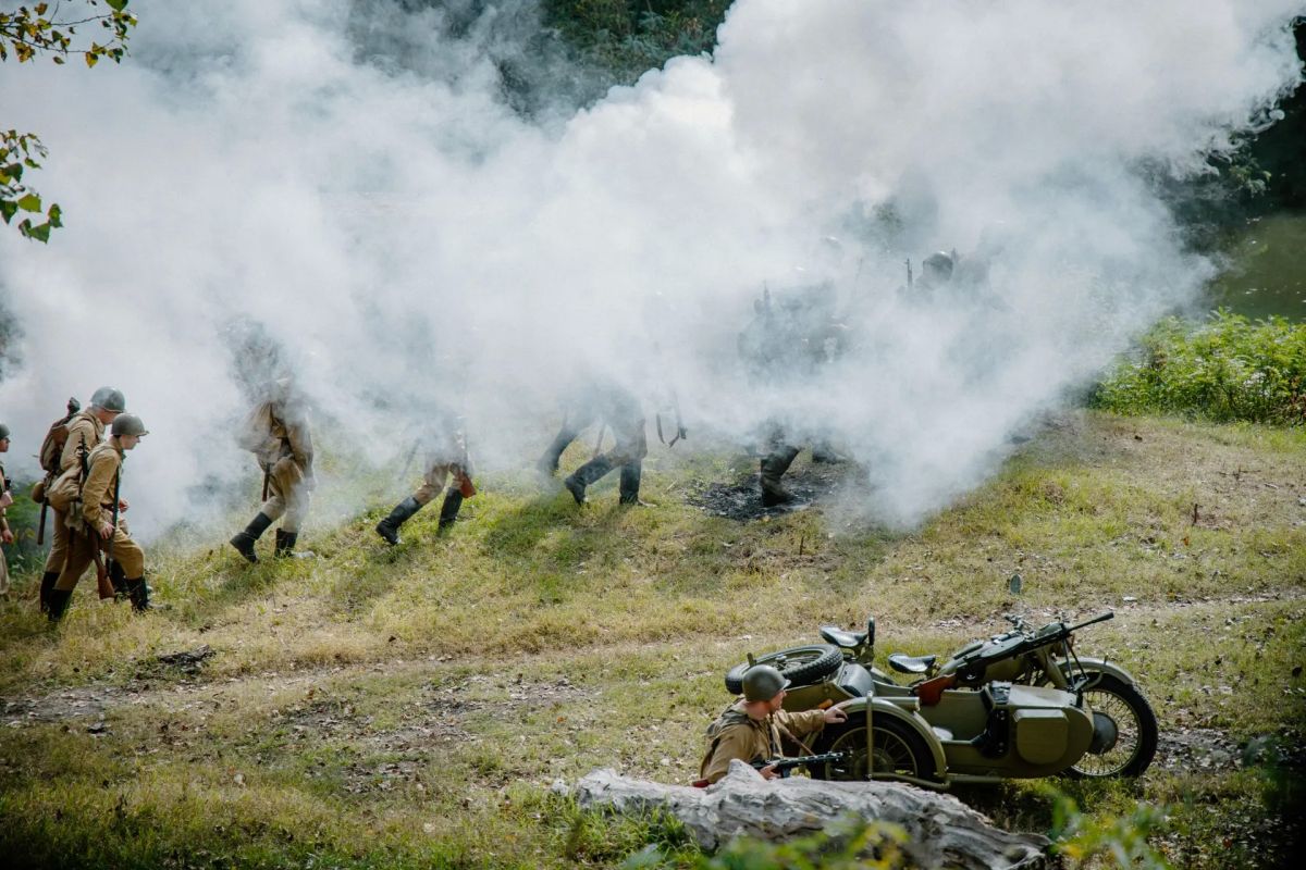 В Краснодаре провели военно-историческую реконструкцию «Переправа памяти» В Краснодаре провели военно-историческую реконструкцию «Переправа памяти»