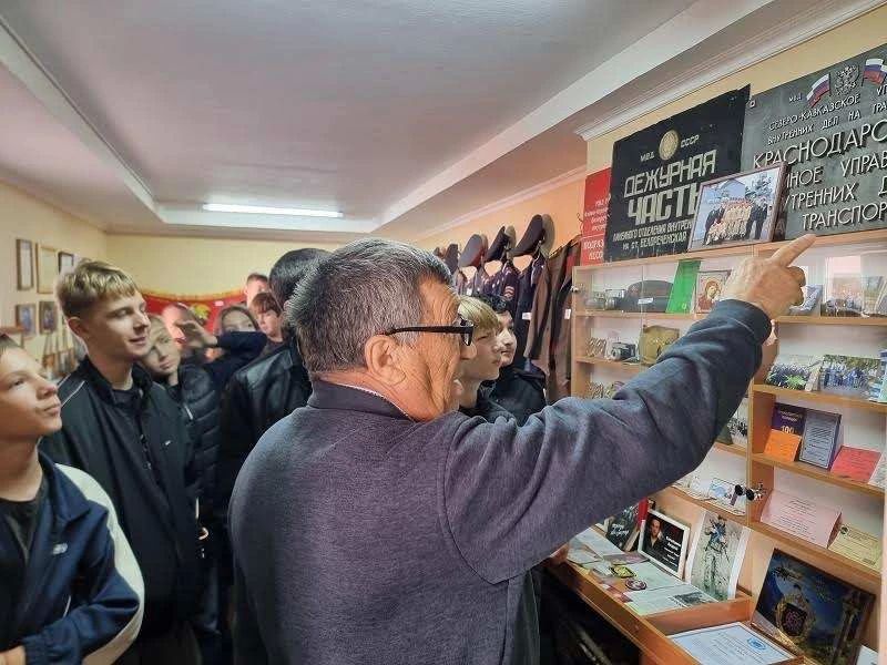 В Белореченске школьники посетили музей линейного отдела полиции В Белореченске школьники посетили музей линейного отдела полиции
