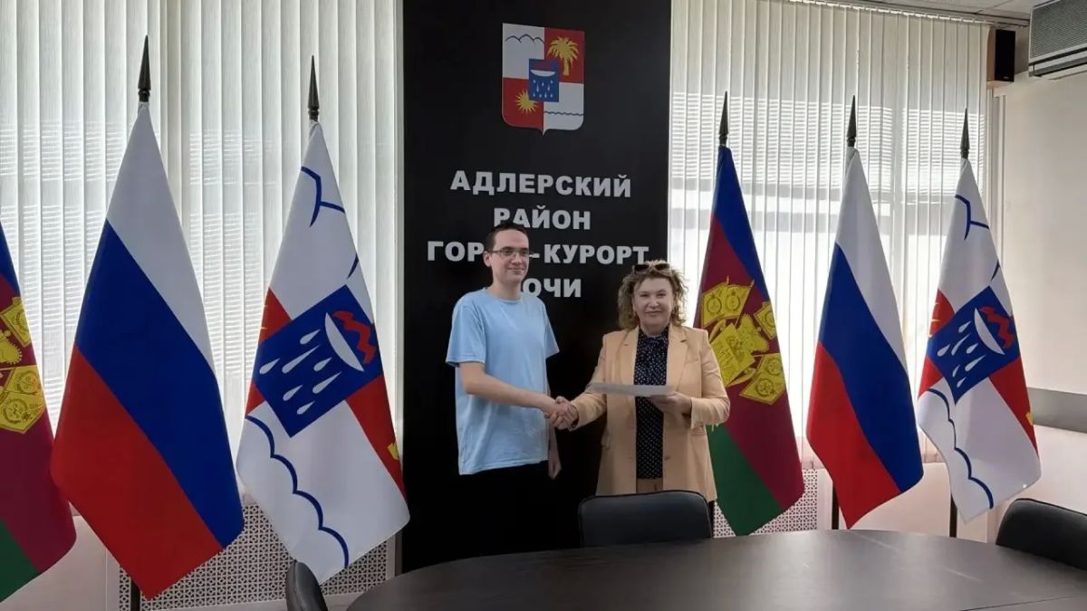 Председатель территориальной избирательной комиссия Адлерская г. Сочи Валентина Митина вручила сертификат на авиаперелет от компании «Аэрофлот» впервые голосующему – участнику акции «Будь со страной!» Павлу Визнюку Председатель территориальной избирательной комиссия Адлерская г. Сочи Валентина Митина вручила сертификат на авиаперелет от компании «Аэрофлот» впервые голосующему – участнику акции «Будь со страной!» Павлу Визнюку