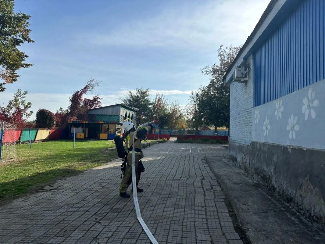 В Усть-Лабинском районе прошло пожарно-тактическое занятие на территории детского сада в селе Суворовском В Усть-Лабинском районе прошло пожарно-тактическое занятие на территории детского сада в селе Суворовском