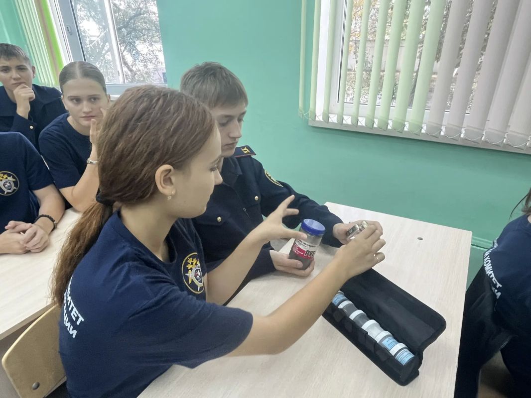 Эксперты-криминалисты новороссийской полиции организовали профориентационный практикум для учащихся профильных классов Эксперты-криминалисты новороссийской полиции организовали профориентационный практикум для учащихся профильных классов