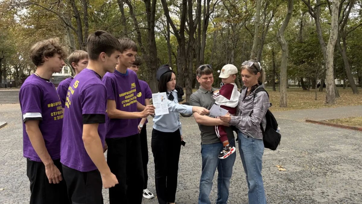 Сотрудники Госавтоинспекции Новороссийска совместно с волонтерами провели профилактическое мероприятие «Пешеход» на улицах города Сотрудники Госавтоинспекции Новороссийска совместно с волонтерами провели профилактическое мероприятие «Пешеход» на улицах города