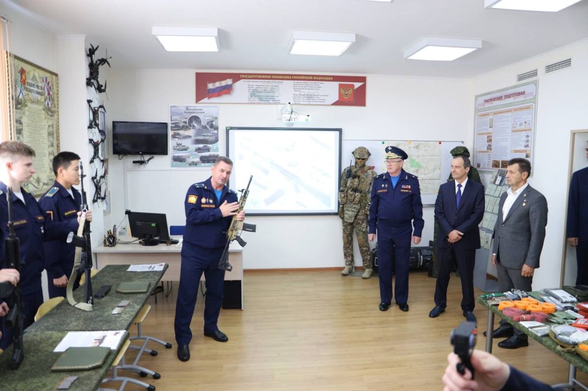 Руководитель ЗСК Юрий Бурлачко с рабочим визитом посетил Краснодарское президентское кадетское училище Руководитель ЗСК Юрий Бурлачко с рабочим визитом посетил Краснодарское президентское кадетское училище