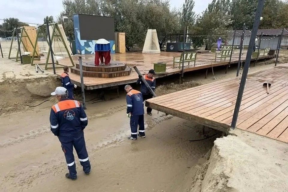 Песка не осталось, деревянные настилы покорежены: Пляжи Анапы исчезли под натиском шторма
