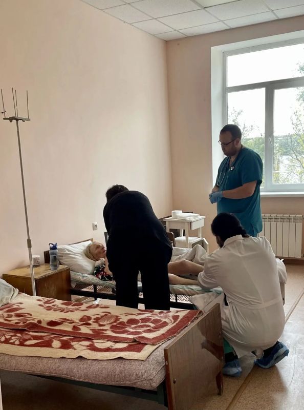 В Донецке врачи пришли к бабе Любе в 4-й больнице В Донецке врачи пришли к бабе Любе в 4-й больнице
