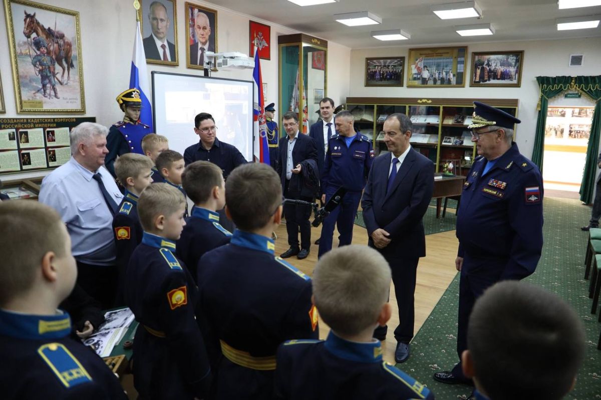 Руководитель ЗСК Юрий Бурлачко с рабочим визитом посетил Краснодарское президентское кадетское училище Руководитель ЗСК Юрий Бурлачко с рабочим визитом посетил Краснодарское президентское кадетское училище