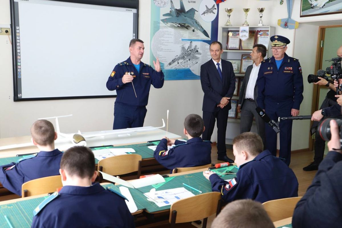 Руководитель ЗСК Юрий Бурлачко с рабочим визитом посетил Краснодарское президентское кадетское училище Руководитель ЗСК Юрий Бурлачко с рабочим визитом посетил Краснодарское президентское кадетское училище