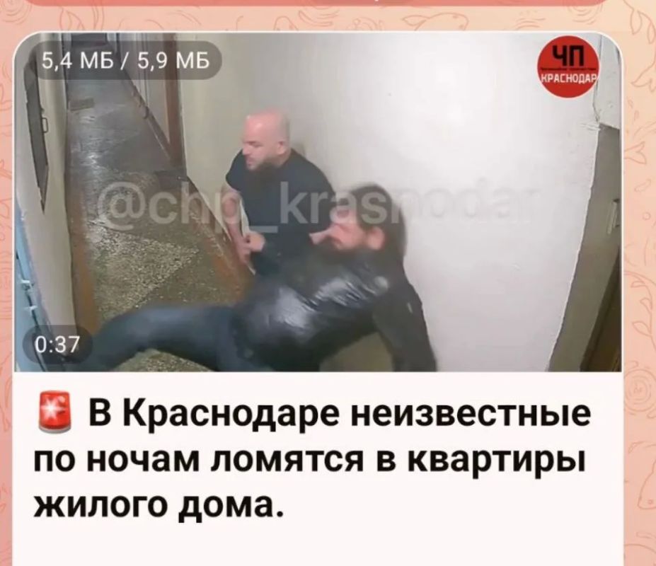 Вчера в дежурную части УМВД России по г. Краснодару поступило обращение от жильцов многоквартирного дома на ул. Тургенева о том, что неизвестные мужчины пытаются выбить дверь в квартиру
