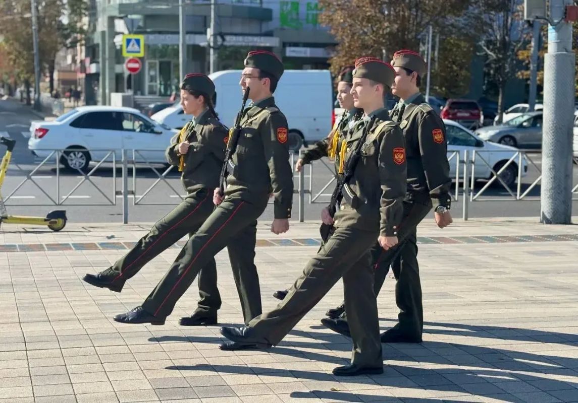 В Краснодаре в течение учебного года на Пост №1 заступят 35 караулов В Краснодаре в течение учебного года на Пост №1 заступят 35 караулов