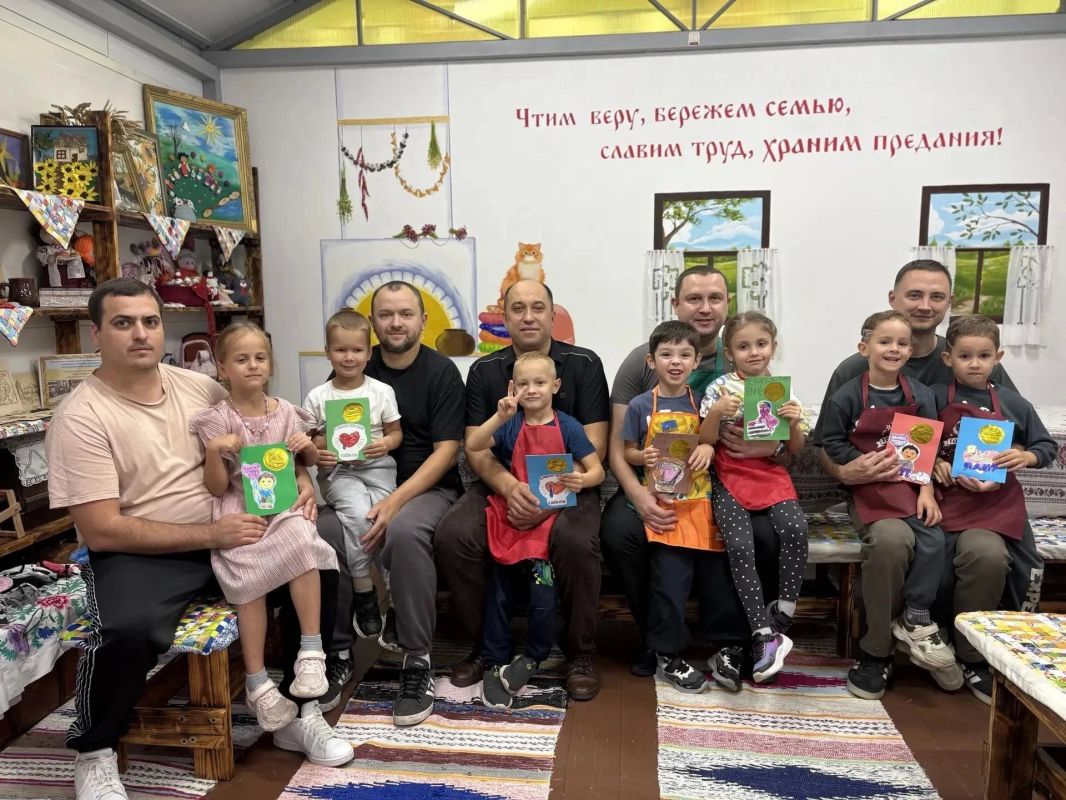 Подарок, в который вложена душа: папы и дети чеканили открытки в преддверии Дня отца Подарок, в который вложена душа: папы и дети чеканили открытки в преддверии Дня отца