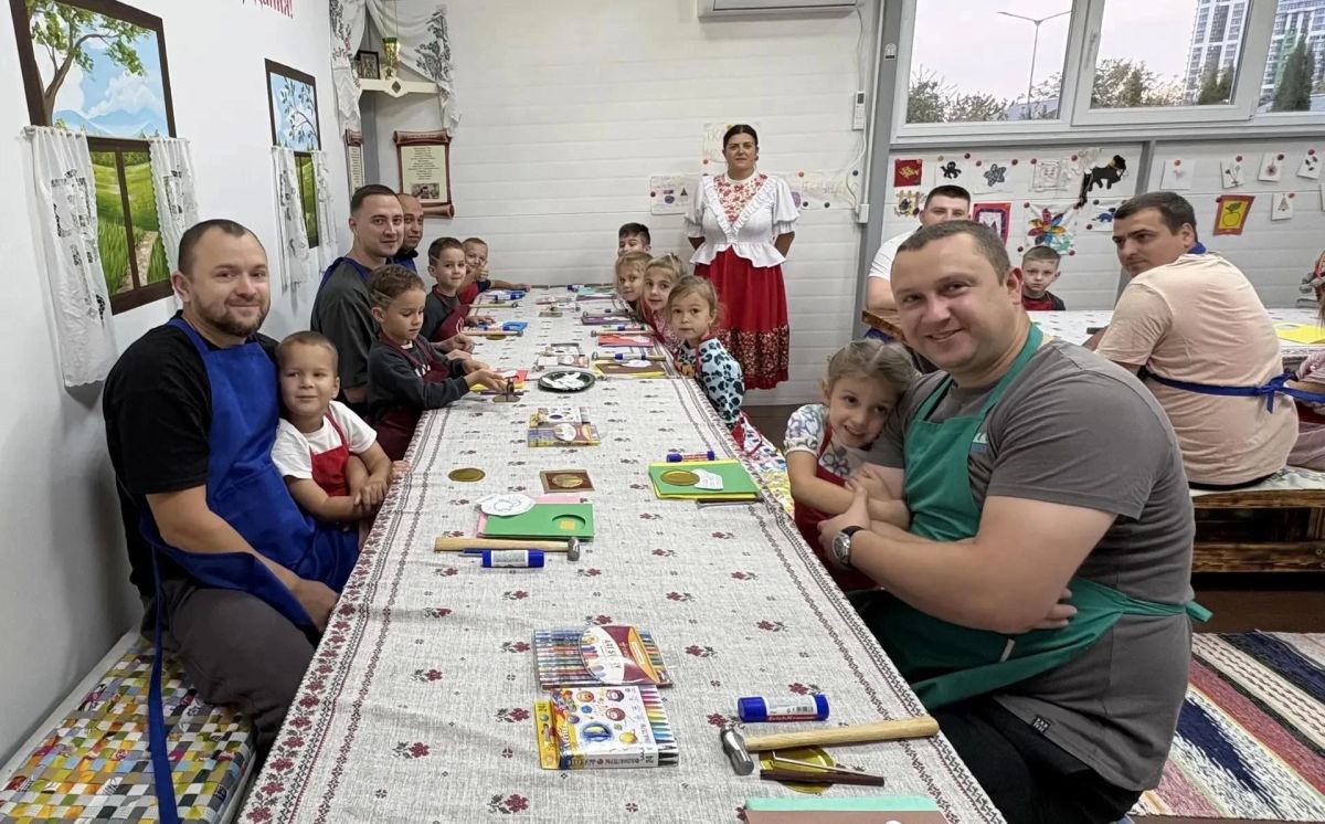 Подарок, в который вложена душа: папы и дети чеканили открытки в преддверии Дня отца
