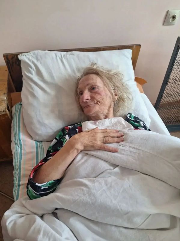В Донецке врачи пришли к бабе Любе в 4-й больнице