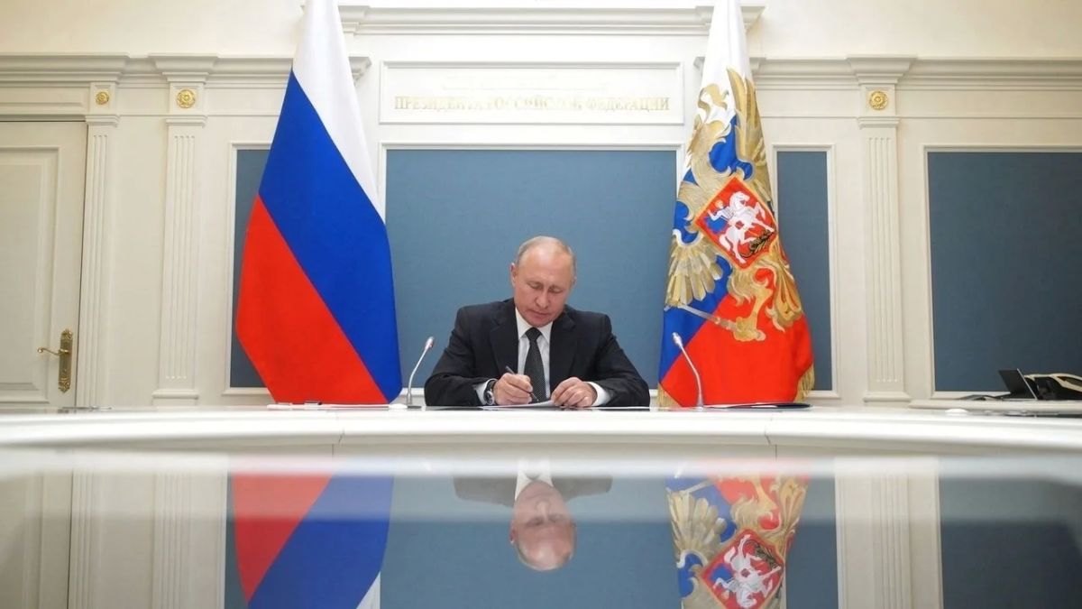 Путин утвердил поручения: каршеринг для многодетных, штрафы чиновникам и «Госуслуги» без беготни