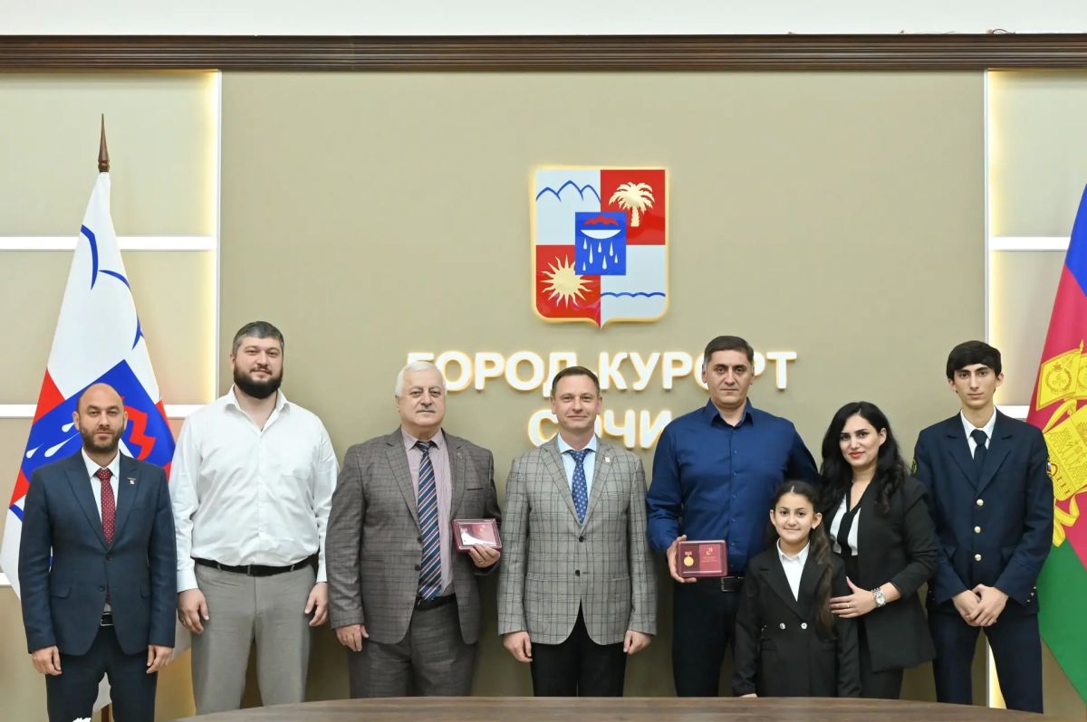 Глава Сочи Андрей Прошунин вручил Почетный знак «Отцовская доблесть» многодетным отцам