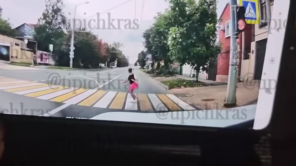 В центре Краснодара автомобиль сбил девочку на «зебре»