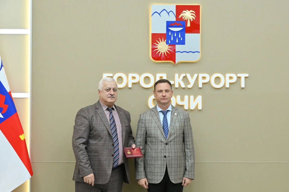 Глава Сочи Андрей Прошунин вручил Почетный знак «Отцовская доблесть» многодетным отцам Глава Сочи Андрей Прошунин вручил Почетный знак «Отцовская доблесть» многодетным отцам