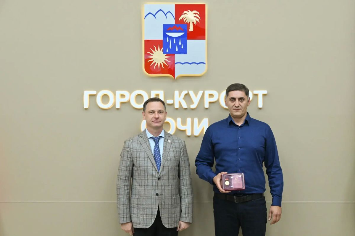 Глава Сочи Андрей Прошунин вручил Почетный знак «Отцовская доблесть» многодетным отцам Глава Сочи Андрей Прошунин вручил Почетный знак «Отцовская доблесть» многодетным отцам