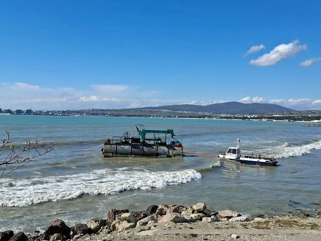 Ещё одно плавсредство село на мель результате шторма