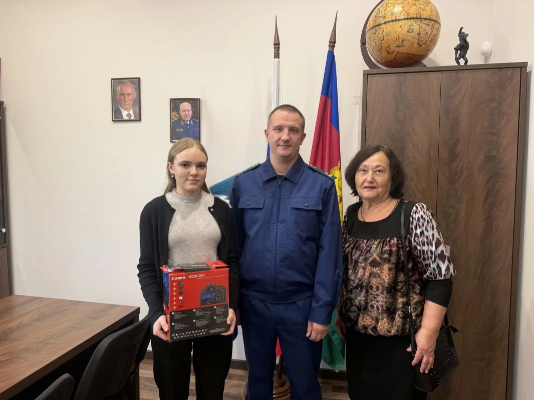 Прокурор Кущевского района поздравил с днем рождения дочь участника СВО
