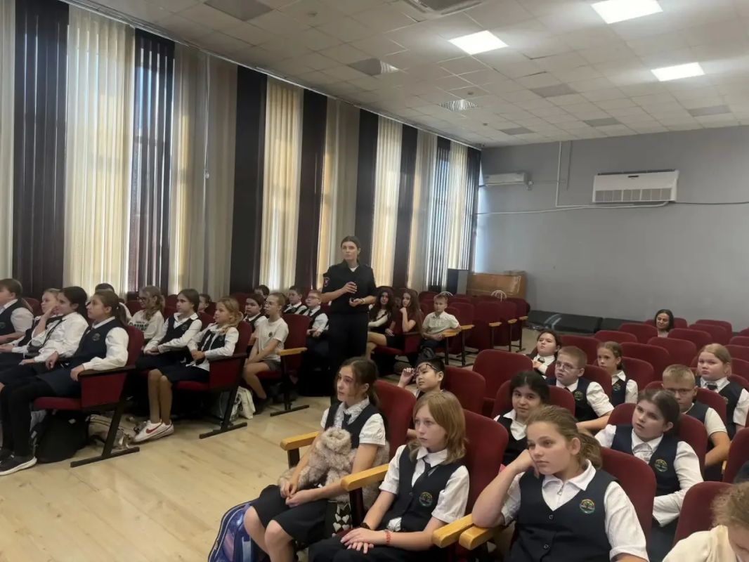В рамках проведения профилактического мероприятия «Пешеход» сотрудники Отдела Госавтоинспекции Управления МВД России по городу Краснодару провели серию обучающих занятий для учащихся 5, 6 и 9-х классов МАОУ гимназии № 88... В рамках проведения профилактического мероприятия «Пешеход» сотрудники Отдела Госавтоинспекции Управления МВД России по городу Краснодару провели серию обучающих занятий для учащихся 5, 6 и 9-х классов МАОУ гимназии № 88...