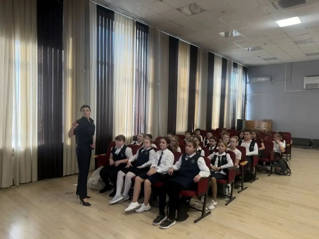В рамках проведения профилактического мероприятия «Пешеход» сотрудники Отдела Госавтоинспекции Управления МВД России по городу Краснодару провели серию обучающих занятий для учащихся 5, 6 и 9-х классов МАОУ гимназии № 88... В рамках проведения профилактического мероприятия «Пешеход» сотрудники Отдела Госавтоинспекции Управления МВД России по городу Краснодару провели серию обучающих занятий для учащихся 5, 6 и 9-х классов МАОУ гимназии № 88...
