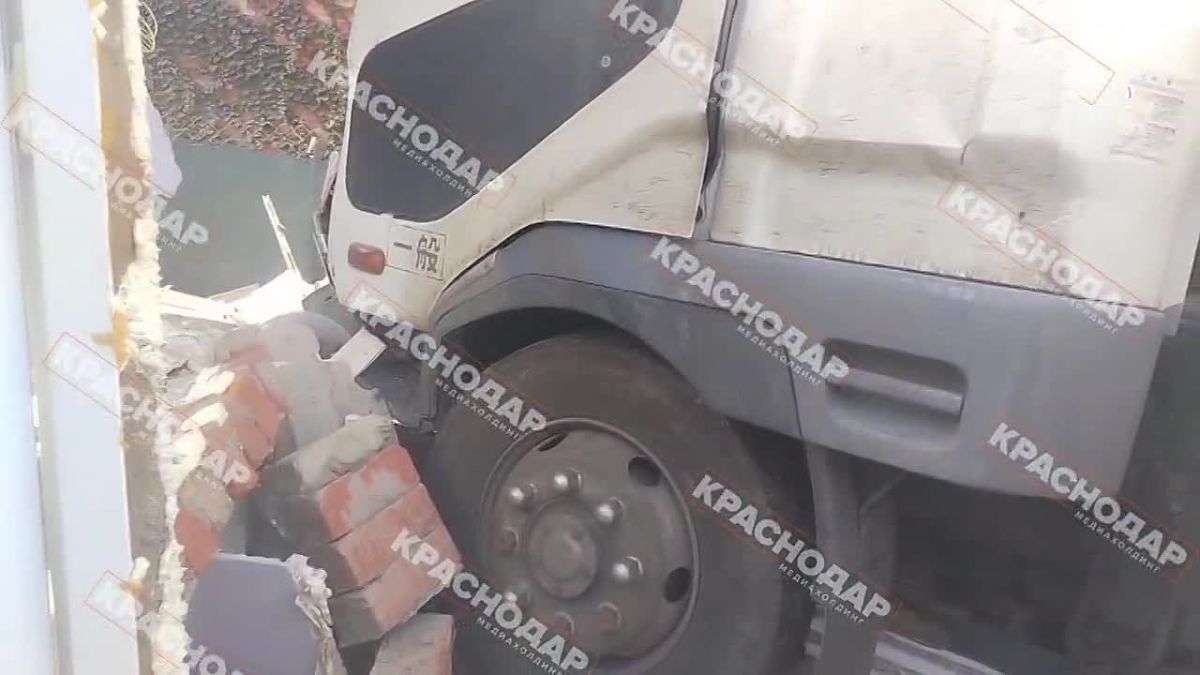 Из-за ДТП фургон разнёс забор и пристройку в Пашковке