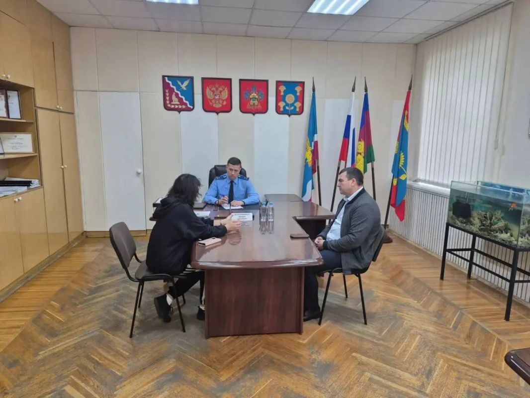 Прокурор Тимашевского района Михаил Бескоровайный провел личный прием граждан в хуторе Ленинском Новоленинского сельского поселения Прокурор Тимашевского района Михаил Бескоровайный провел личный прием граждан в хуторе Ленинском Новоленинского сельского поселения