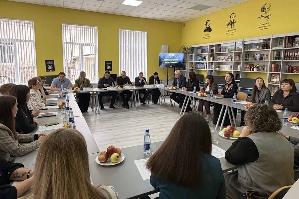 В Лабинском районе председатель комитета ЗСК по вопросам науки, образования, культуры и делам семьи Александр Поголов провел зональный семинар-совещание для молодых депутатов профильного комитета СМД, на котором речь шла об...