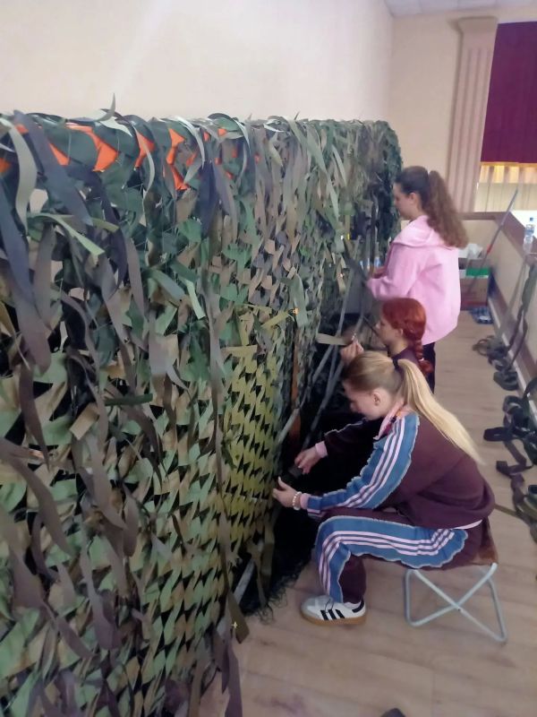 Когда каждый узелок — это «спасибо»: как студенты создали 72 кв. м поддержки Когда каждый узелок — это «спасибо»: как студенты создали 72 кв. м поддержки