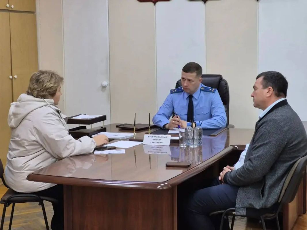 Прокурор Тимашевского района Михаил Бескоровайный провел личный прием граждан в хуторе Ленинском Новоленинского сельского поселения Прокурор Тимашевского района Михаил Бескоровайный провел личный прием граждан в хуторе Ленинском Новоленинского сельского поселения