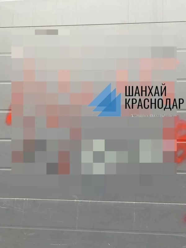 В Краснодаре двое неизвестных молодых людей изрисовали фасад дома по адресу ул. Рахманинова, 13 нацистской свастикой и фашистскими символами, используя баллончик с красной краской В Краснодаре двое неизвестных молодых людей изрисовали фасад дома по адресу ул. Рахманинова, 13 нацистской свастикой и фашистскими символами, используя баллончик с красной краской