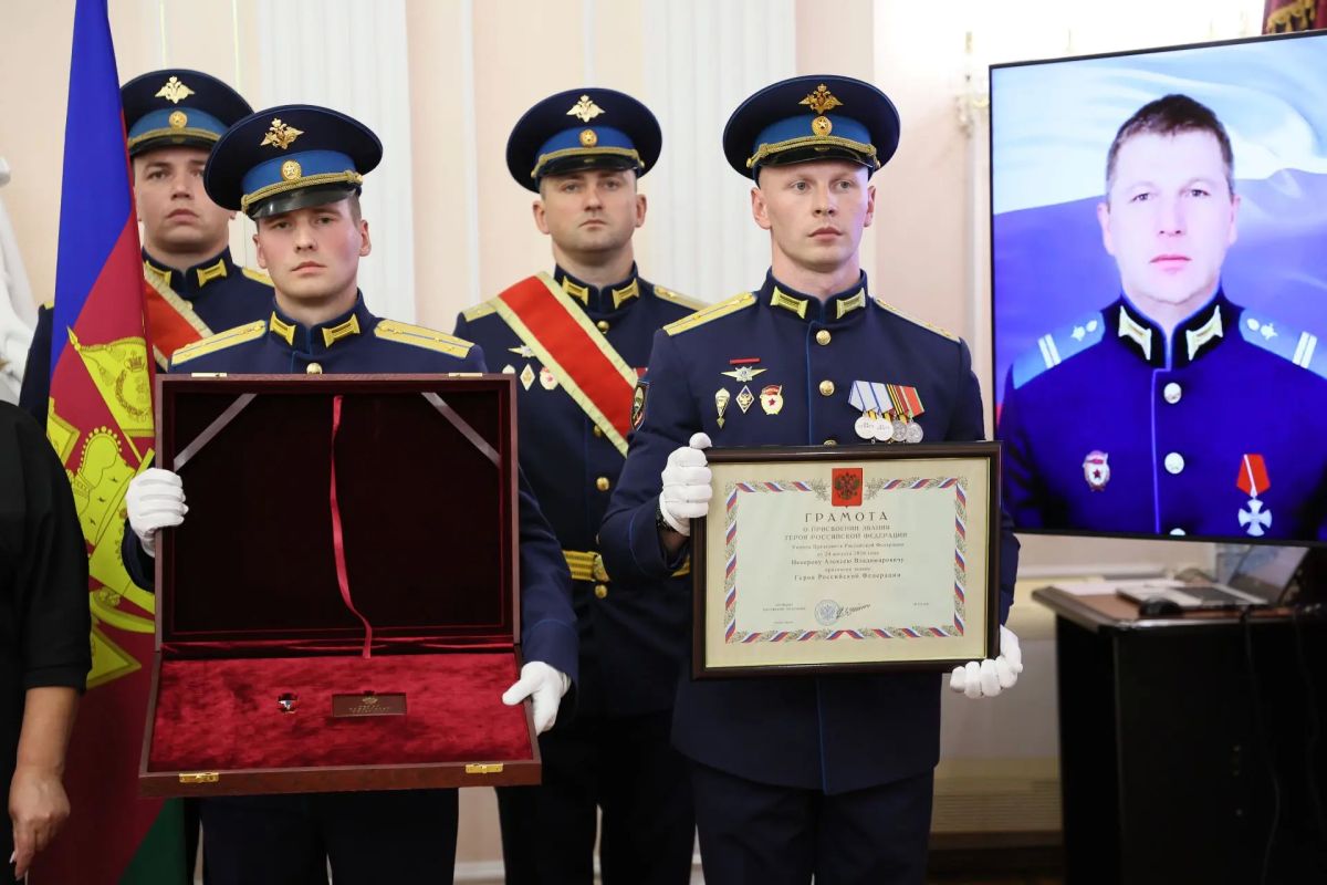В Краснодаре семье героя СВО Алексея Неверова вручили высшую государственную награду В Краснодаре семье героя СВО Алексея Неверова вручили высшую государственную награду