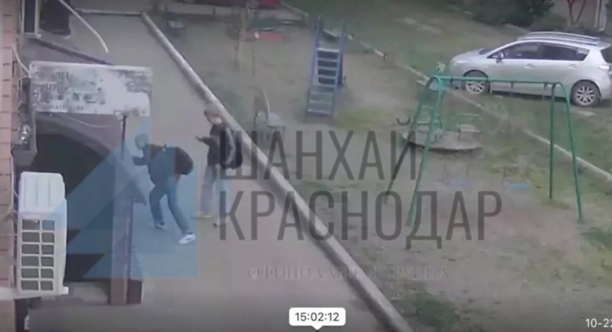 В Краснодаре двое неизвестных молодых людей изрисовали фасад дома по адресу ул. Рахманинова, 13 нацистской свастикой и фашистскими символами, используя баллончик с красной краской В Краснодаре двое неизвестных молодых людей изрисовали фасад дома по адресу ул. Рахманинова, 13 нацистской свастикой и фашистскими символами, используя баллончик с красной краской
