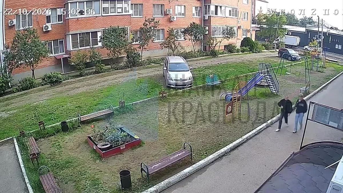 В Краснодаре двое неизвестных молодых людей изрисовали фасад дома по адресу ул. Рахманинова, 13 нацистской свастикой и фашистскими символами, используя баллончик с красной краской