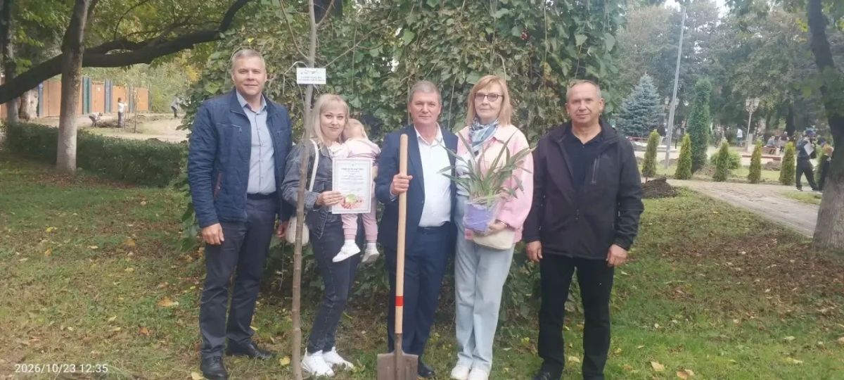 «СОХРАНИМ ЛЕС»: В АРМАВИРЕ ВЫСАДИЛИ ИМЕННЫЕ ДЕРЕВЬЯ