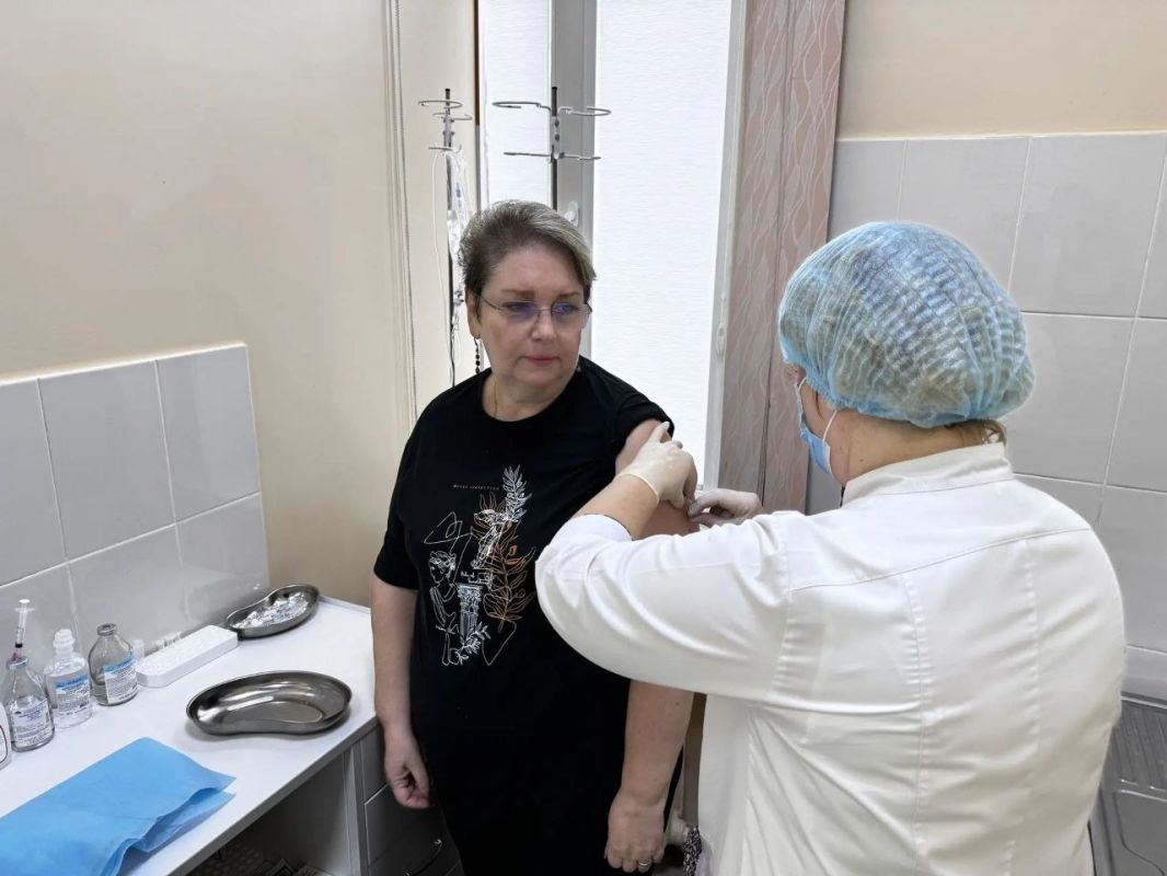 Вице-губернатор Елена Воробьева сделала прививку от гриппа