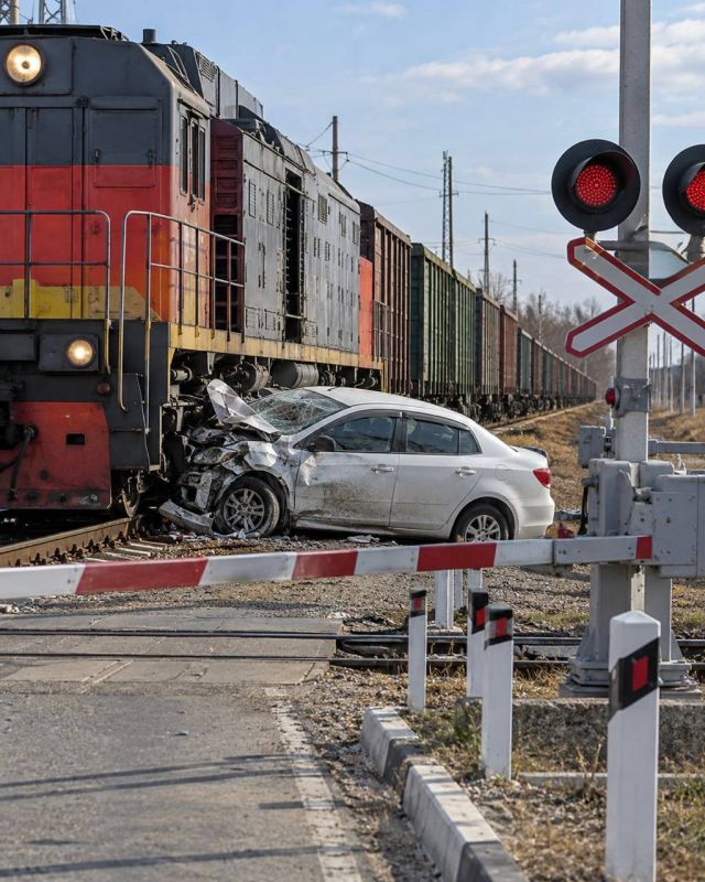 На Кубани легковушка столкнулась с грузовым поездом