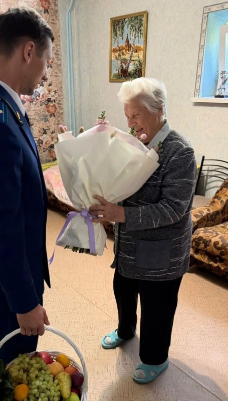 Прокуратура Лазаревского района г. Сочи поздравила ветерана Великой Отечественной войны с днем рождения Прокуратура Лазаревского района г. Сочи поздравила ветерана Великой Отечественной войны с днем рождения