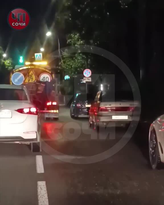 Подросток-зацепер «оседлал» поливочную машину в Сочи