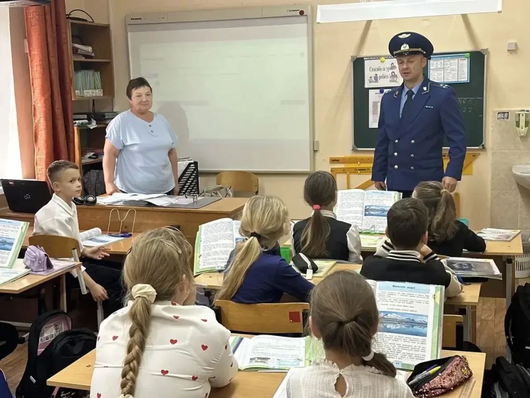 Прокурор Темрюкского района Роман Швецов провел выездной прием участников специальной военной операции и членов их семей в отдаленном населенном пункте района Прокурор Темрюкского района Роман Швецов провел выездной прием участников специальной военной операции и членов их семей в отдаленном населенном пункте района