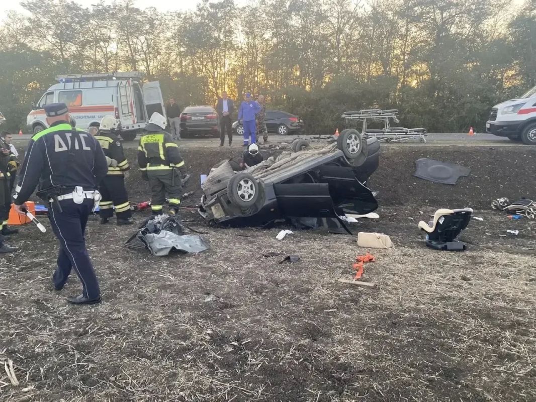 В ДТП погибли два человека, в больницу попали дети В ДТП погибли два человека, в больницу попали дети