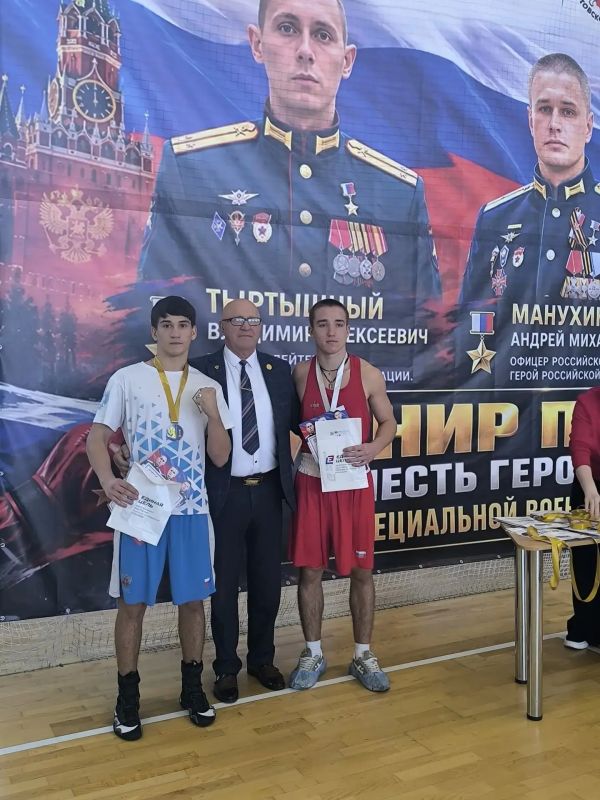 Ейские боксеры Антон Чугуй и Денис Тараник стали обладателями золота турнира памяти Героев России Ейские боксеры Антон Чугуй и Денис Тараник стали обладателями золота турнира памяти Героев России