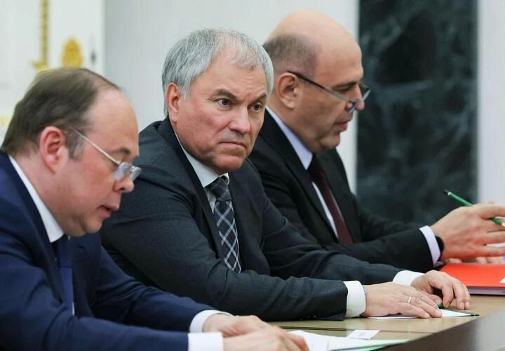 Спикер Госдумы Вячеслав Володин предложил на уровне крупных международных объединений (БРИКС и ООН) законодательно закрепить принцип служения ИИ людям