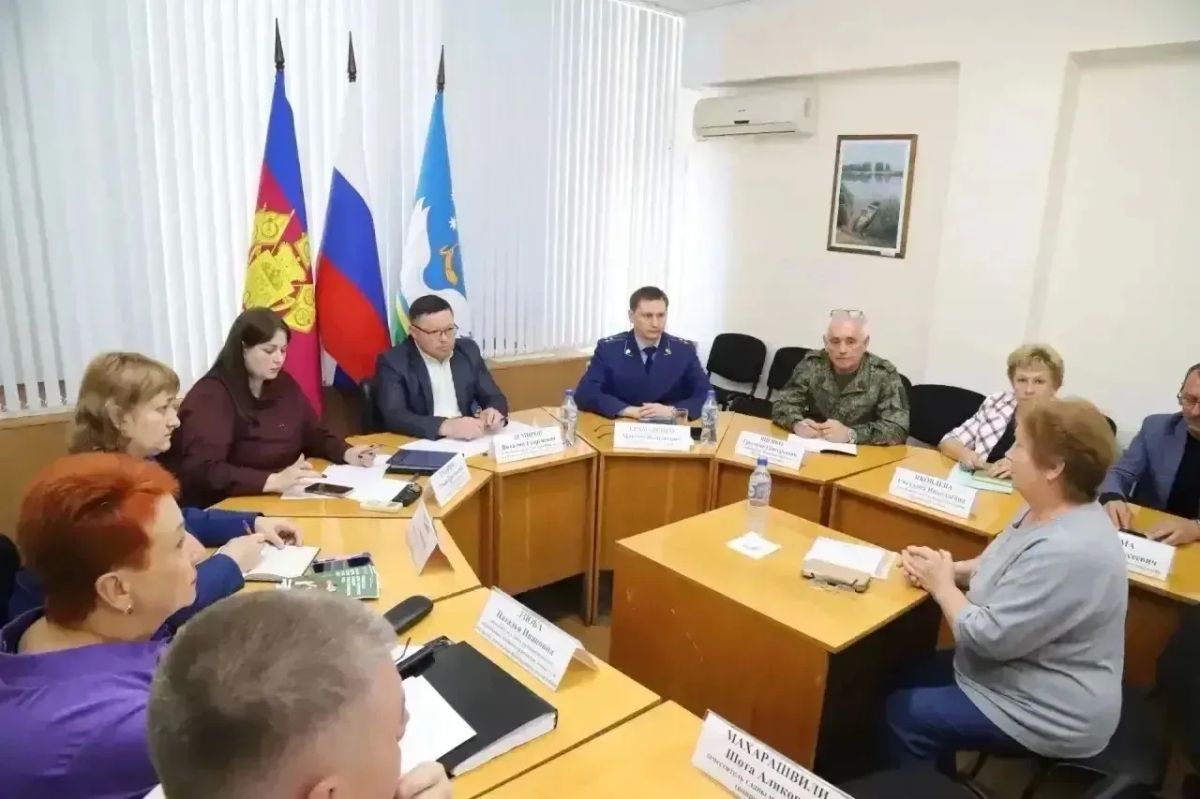 Прокурор Крыловского района совместно с главой муниципалитета и ответственными лицами (соцкоординатор «Защитники Отечества», военкомы Павловского и Крыловского районов, главы сельских поселений, руководители соцзащиты...