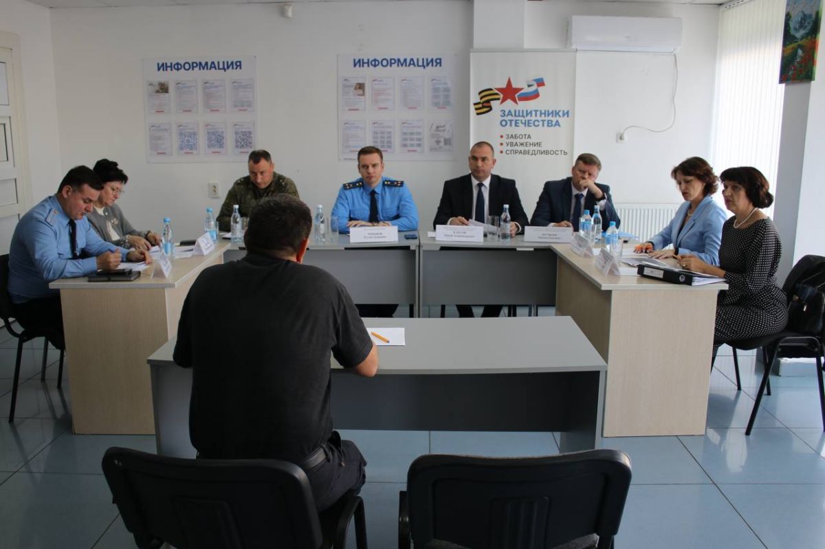Прокурор Кореновского района совместно с представителями местной администрации, военкоматов, соцзащиты и ОСФР провел прием участников СВО и их семей в филиале фонда «Защитники Отечества»
