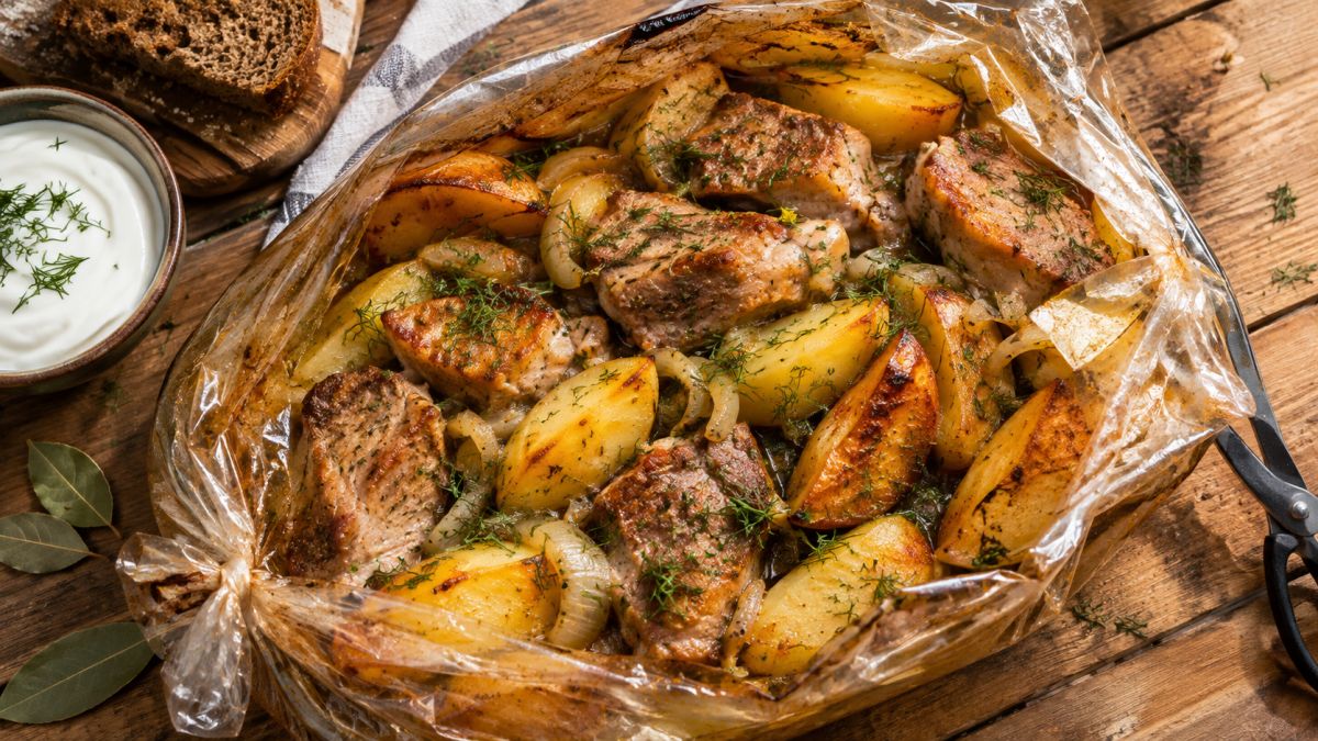 Сочная свинина и мягкий картофель: сытный ужин в рукаве без лишней посуды