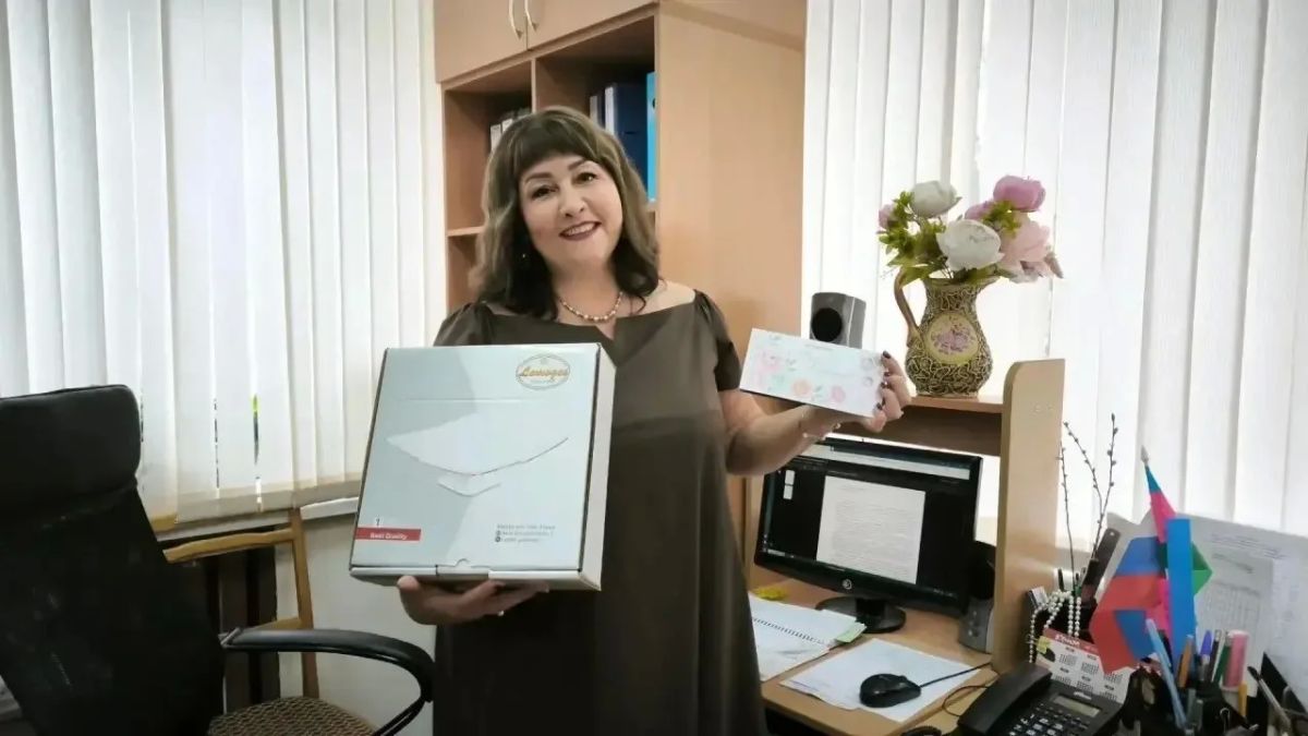 Объединяет людей. Жительница хутора Ленина, руководитель местного клуба-библиотеки имени В.Г. Белинского Наталья Георгиевна отмечает день рождения
